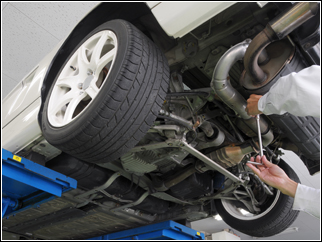 お車を整備するのは国から認められた整備士が行います。